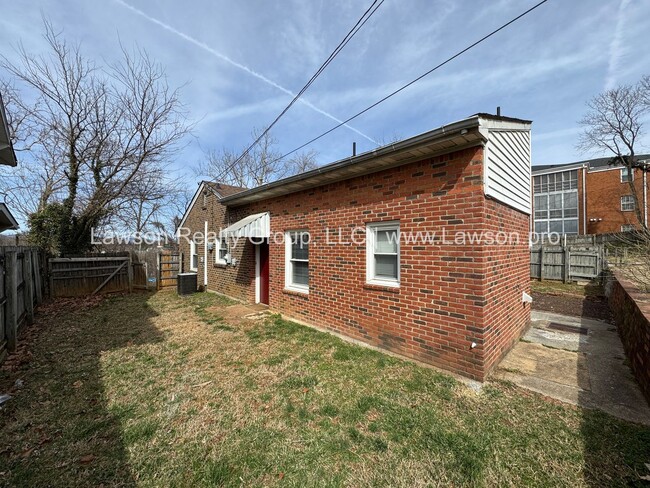 Building Photo - South Roanoke Three Bedroom