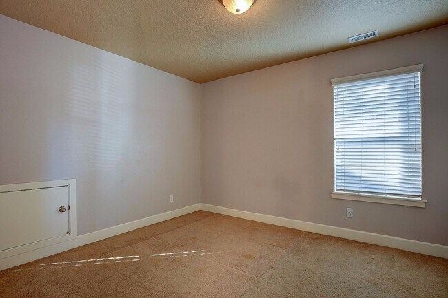 Building Photo - Great SW Bend Home Minutes from the Old Mill!