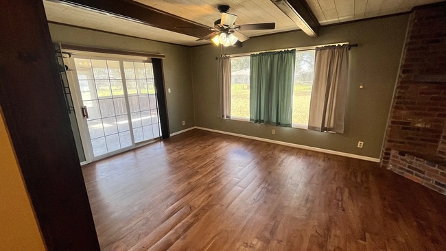 Building Photo - 4 Bed / 2 Bath Home with Fenced Backyard