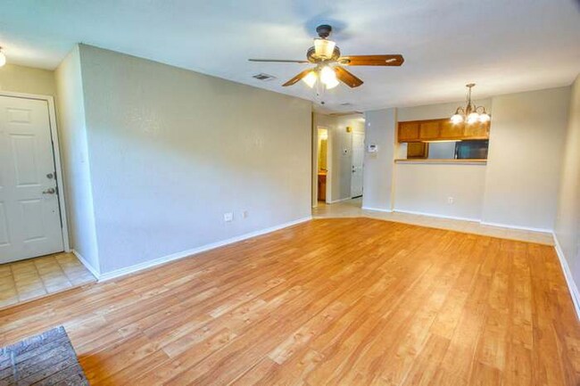 Building Photo - 2402 Summer Pl Dr