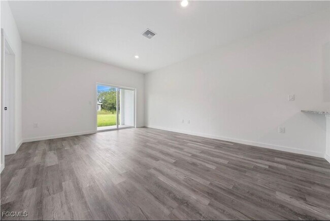 Building Photo - Charming 3BR Duplex in Lehigh Acres