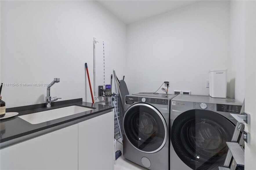 Building Photo - 300 Biscayne Blvd Way