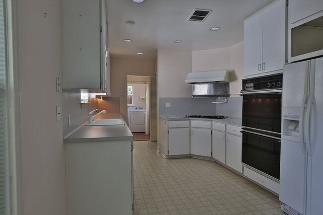 Building Photo - 3124 Jarrard St