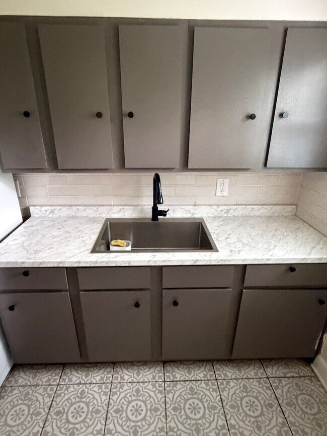 Building Photo - 3 BR/1BA | Newly Renovated Cottage| Cove security system| Fully fenced backyard