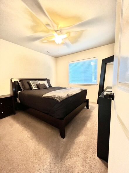Computer/Bonus Room - 18121 76th Ave E