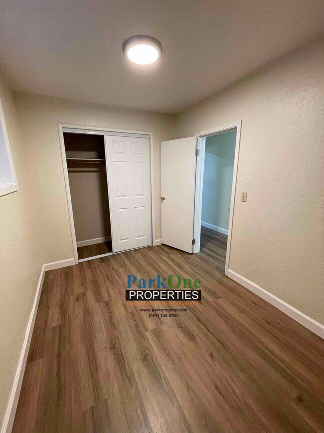 Building Photo - Buckley