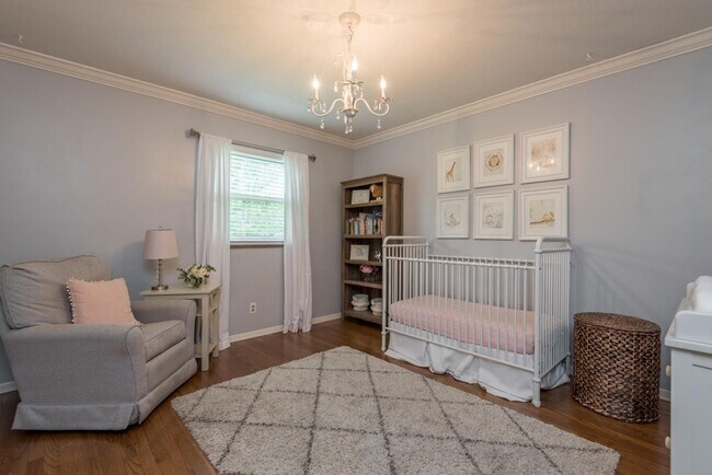 Building Photo - 4BR/ 3BA in West Hills + TWO 2-car garages, screened patio, fenced backyard