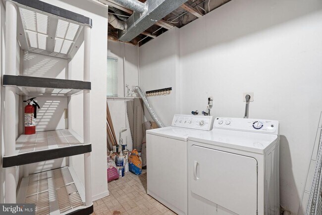 Building Photo - 2391 Hunters Square Ct