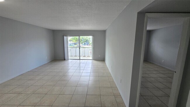 Building Photo - 15221 NE 6th Ave