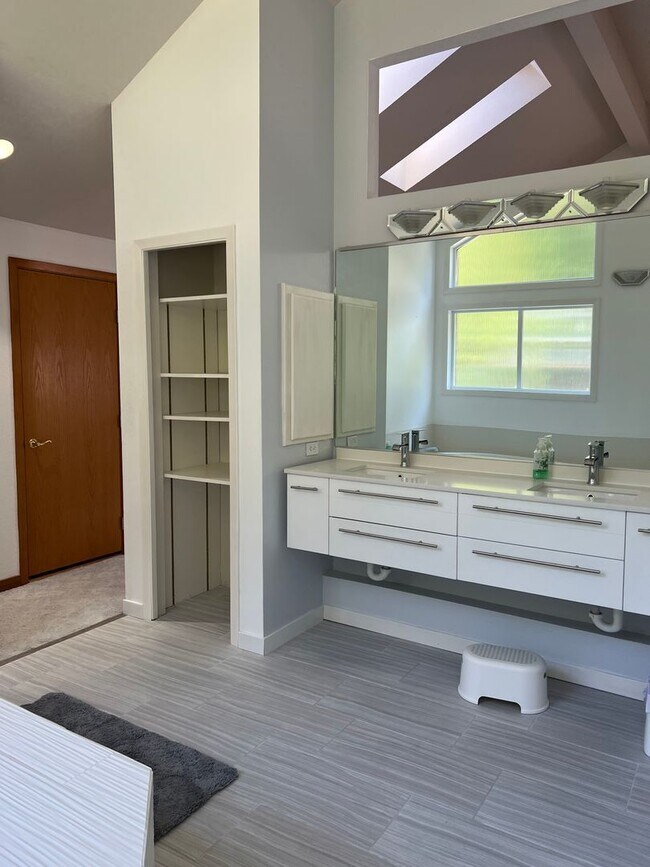 Building Photo - Suquamish View Home