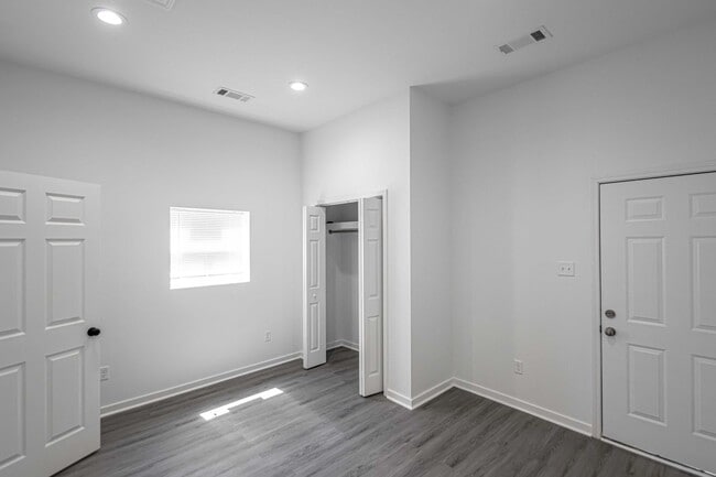 Building Photo - 214 S Park St