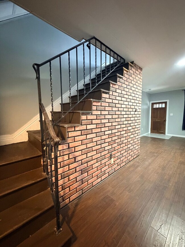 Building Photo - Beautifully remodeled 5/6 bedroom townhouse