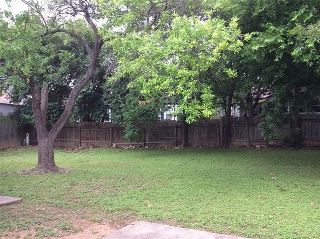 Building Photo - 2202 Quiet Wood Dr