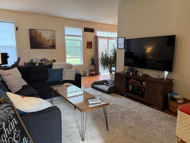 Building Photo - 2554 Evergreen Cir