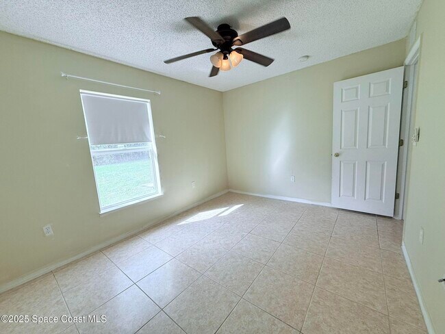 Building Photo - 3232 Wallace Ave