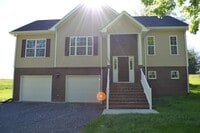 Building Photo - Spacious 4-Bedroom Home with Large Yard and Dual Garages in Cookeville  Property Description