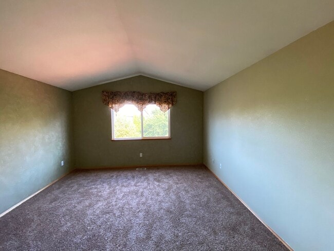 Building Photo - Clean 3 bed well-maintained & pet free hom...