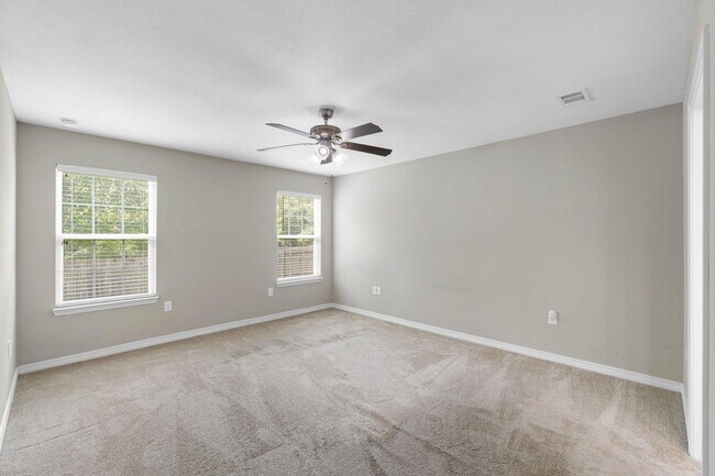 Building Photo - 426 Eisenhower Dr