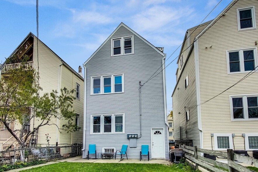 Building Photo - 2733 N Ridgeway Ave