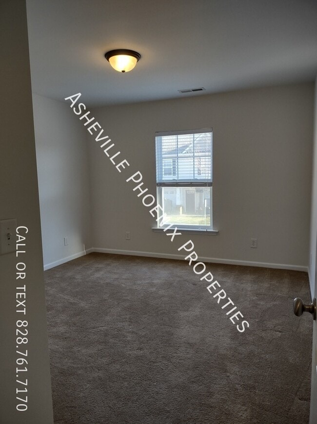 Building Photo - 64 Amersham Ln