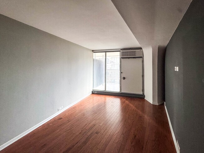 Building Photo - 300 N State St