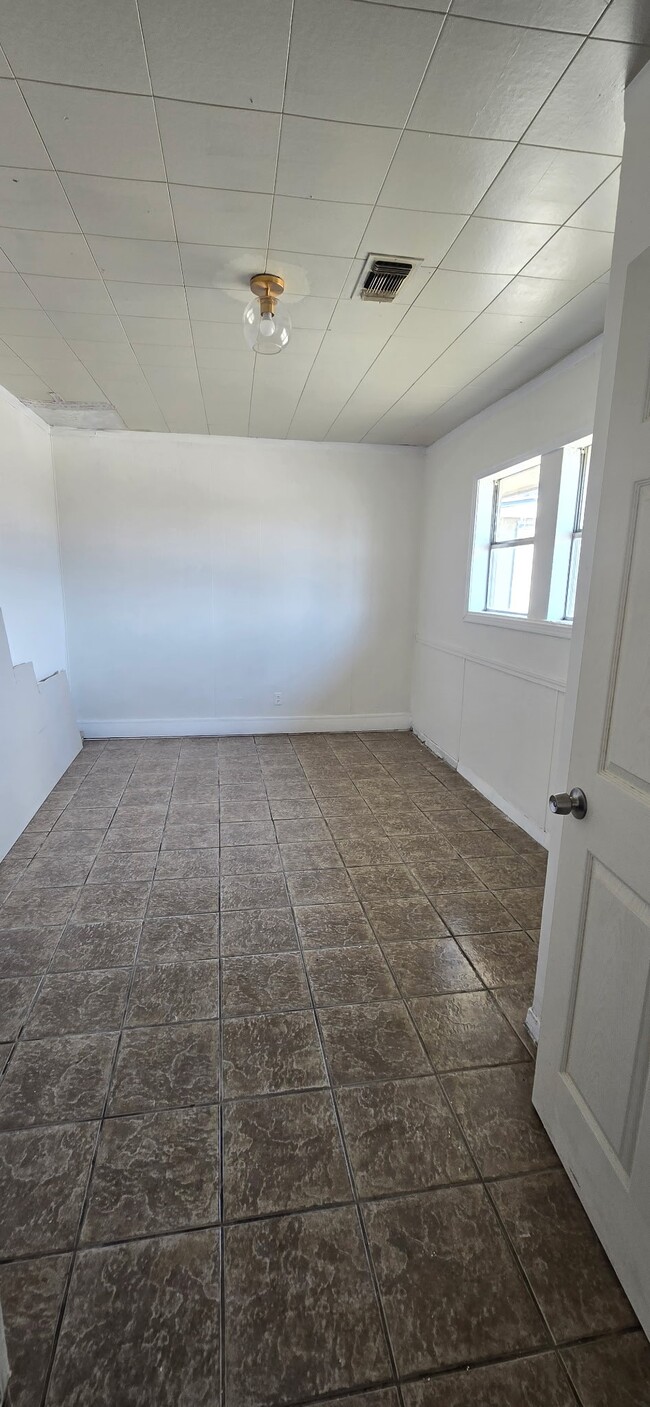 Building Photo - 206 Raymac St