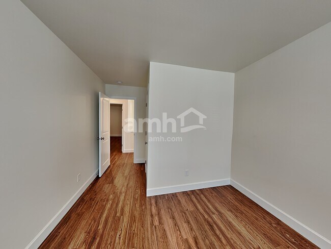 Building Photo - 6894 35th Pl NE