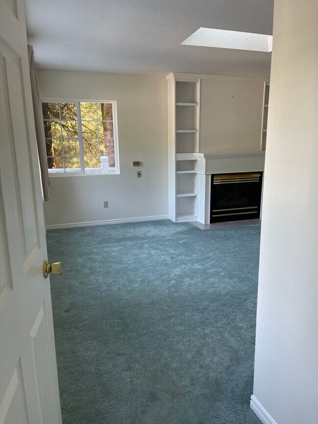 Building Photo - 496 Fairway Ct