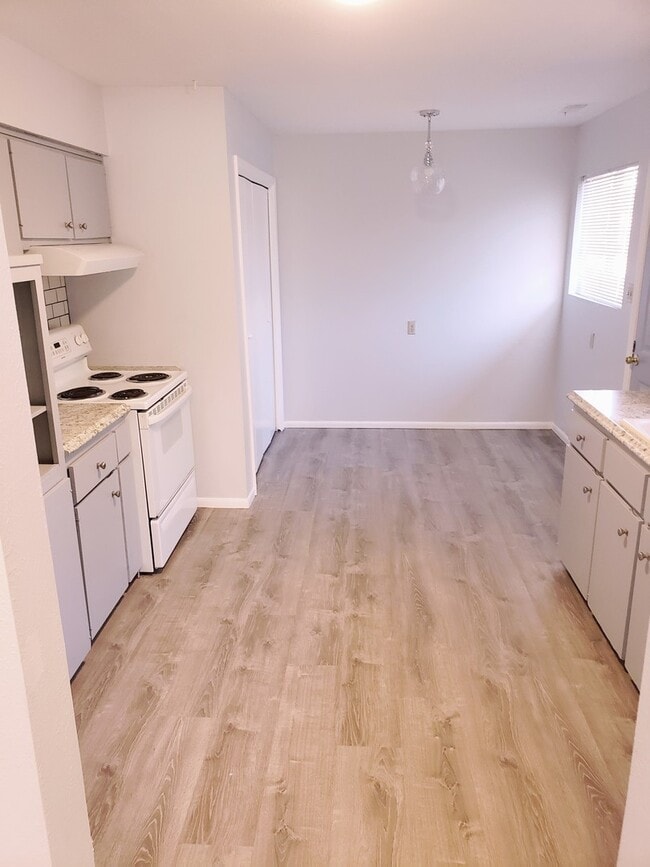 Building Photo - COMING SOON! Renovated - 2 Bedroom 1 Bath ...