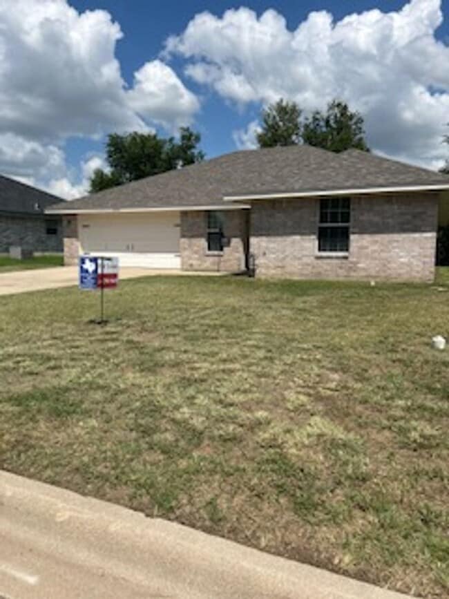 Building Photo - 2305 Upland Bend Dr