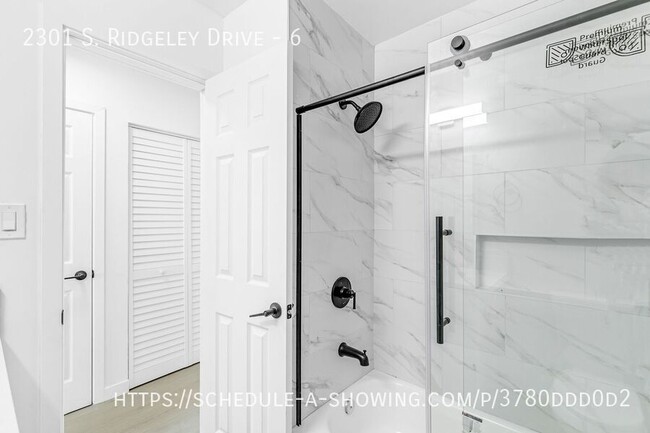 Building Photo - Beautiful newly remodeled modern Top-Floor...