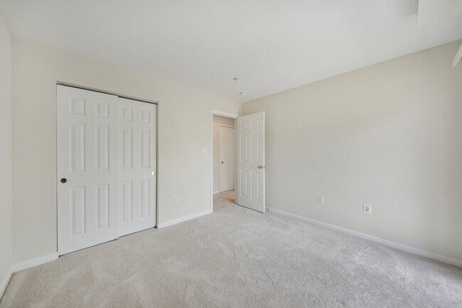 Building Photo - Beautiful End-Unit Townhome-Style Condo Ne...
