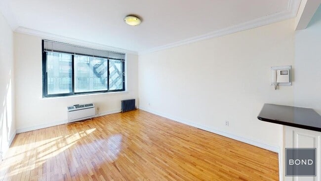 Primary Photo - 1661 York Ave