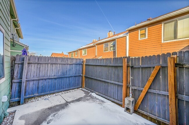 Building Photo - $1,650  2-Bed, 2 Bath Townhouse with Charm...