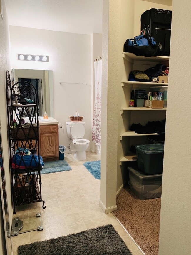 Building Photo - Beautiful 2 bed, 2 bath condo with 1 car garage and easy access to I-25