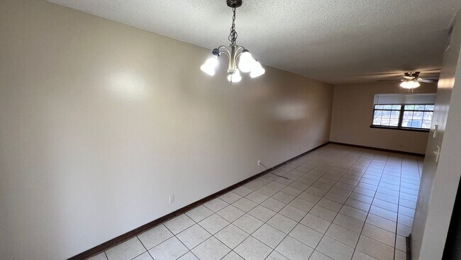 Building Photo - 1208-1210 N Nashville Place