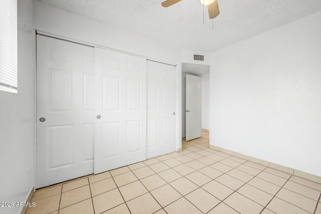 Building Photo - 6944 W Solano Dr N
