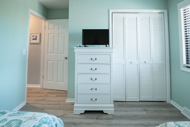 Building Photo - PERFECT "WORK FROM HOME" LOCATION ONLY DEC-JANUARY LEFT