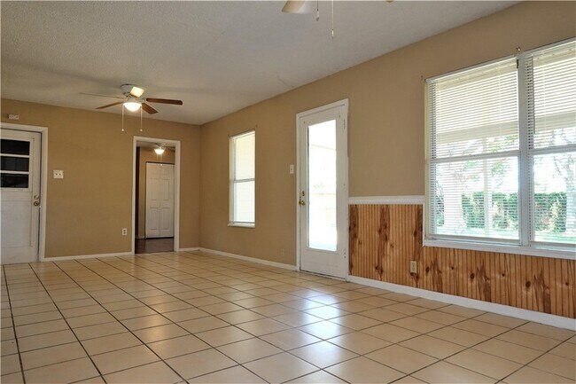 Building Photo - 114 Acacia Arch St