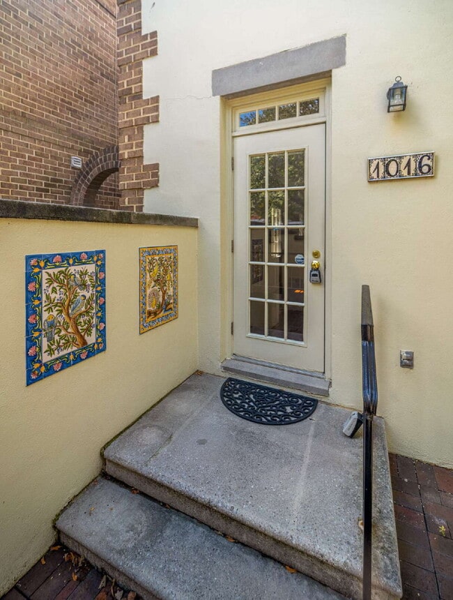 Building Photo - Charming End Townhouse in Prime North Old Town Location