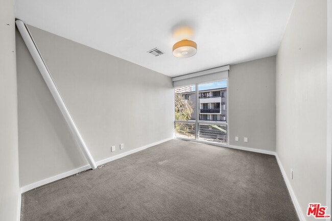 Building Photo - 1145 Larrabee St