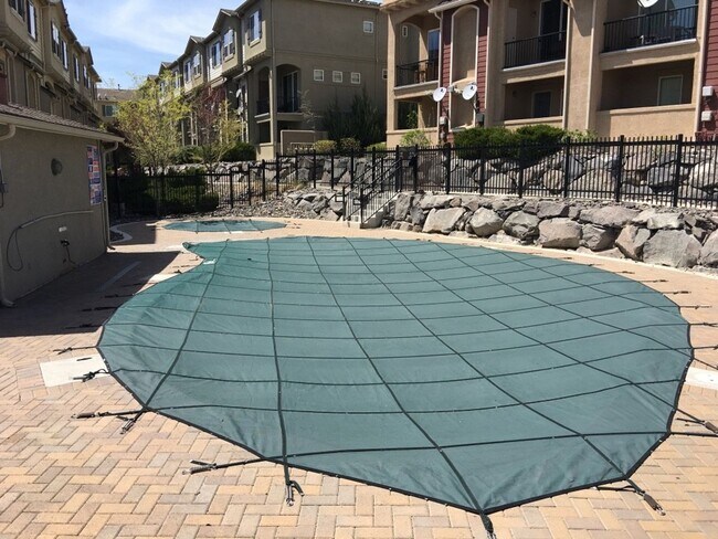 Building Photo - Luxury Townhouse 2 Master Suites - North M...