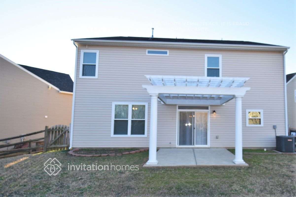 Building Photo - 6005 Centerview Dr