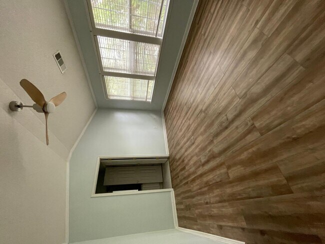 Building Photo - 27 Highoak Dr