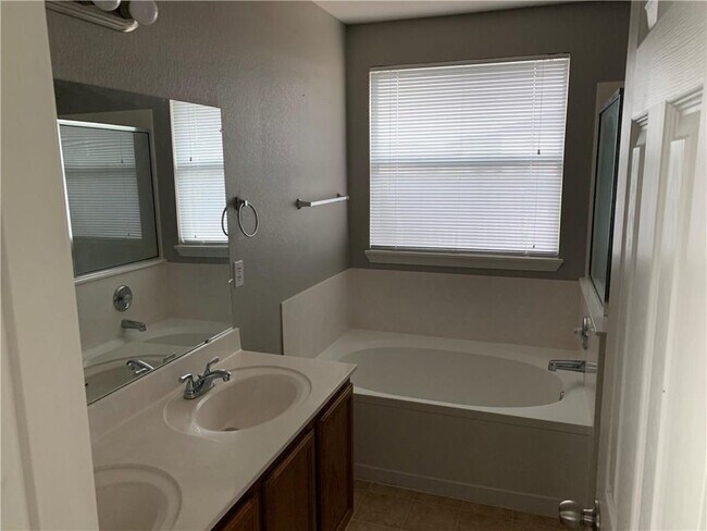 Building Photo - 1006 Potter Cove