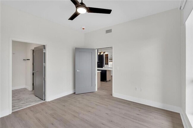 Building Photo - 3100 Lake Villa Dr