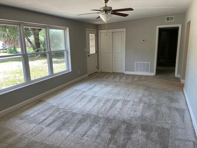 Building Photo - 3826 Arbutus Dr