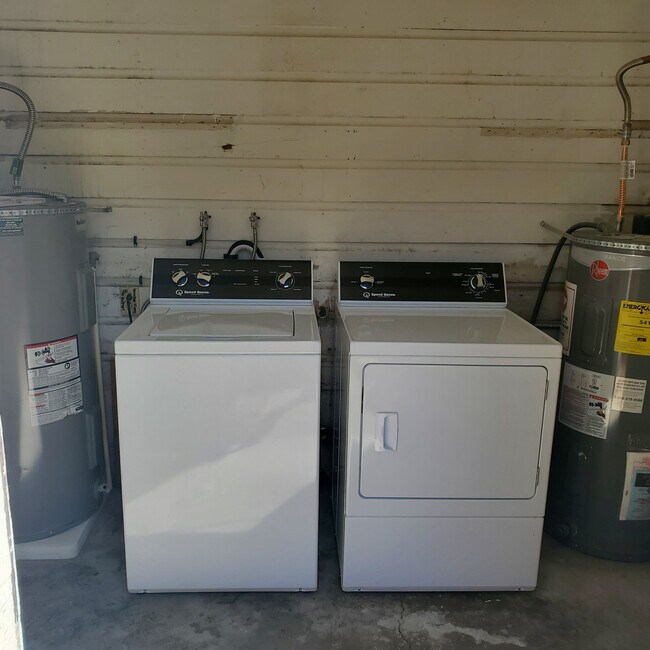 shared washer and dryer - 230 Laurel St