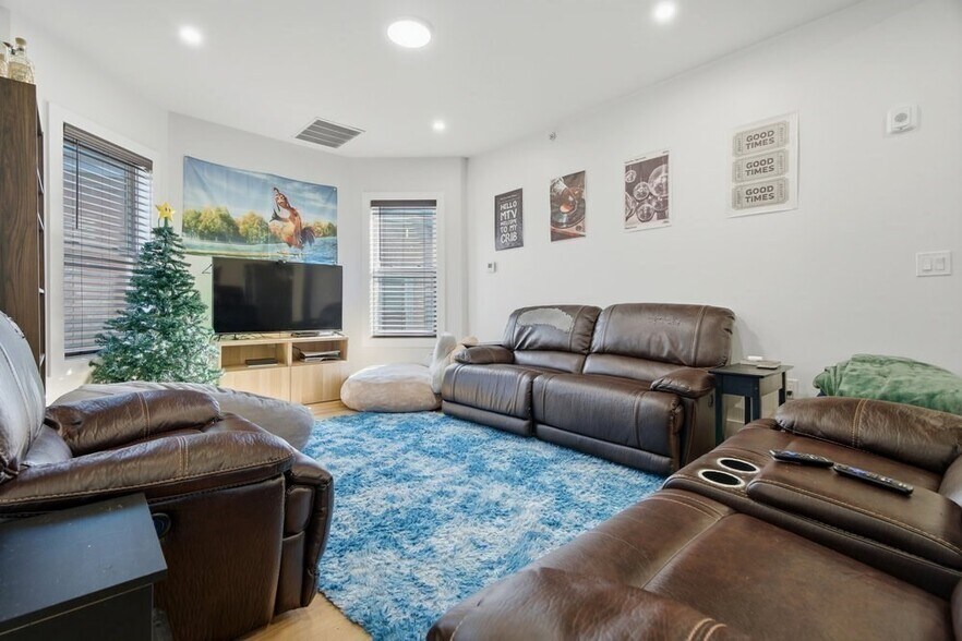 Building Photo - 97 Hillside St