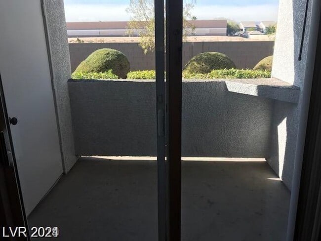 Building Photo - Very Nice & Clean Downstairs Unit In South...